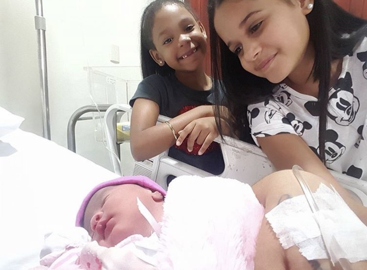Nace hija de la Insuperable y Toxic Crow; lleva por nombre Smaily